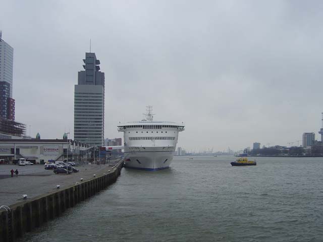 Ferrie of Cruiseschip Pont-Aven van Brittany Ferries aan de Cruise Terminal Rotterdam